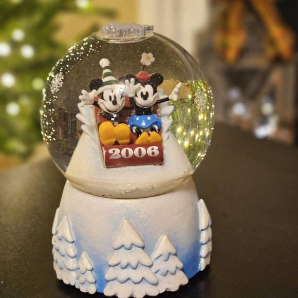 2006 Vintage Mickey & Minnie ❄️ Snowglobe (Disney Store) - Picture 5 of 9